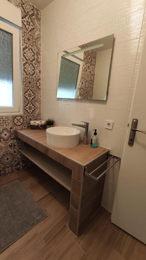 Apartman Tina Hotel Vir Luaran gambar