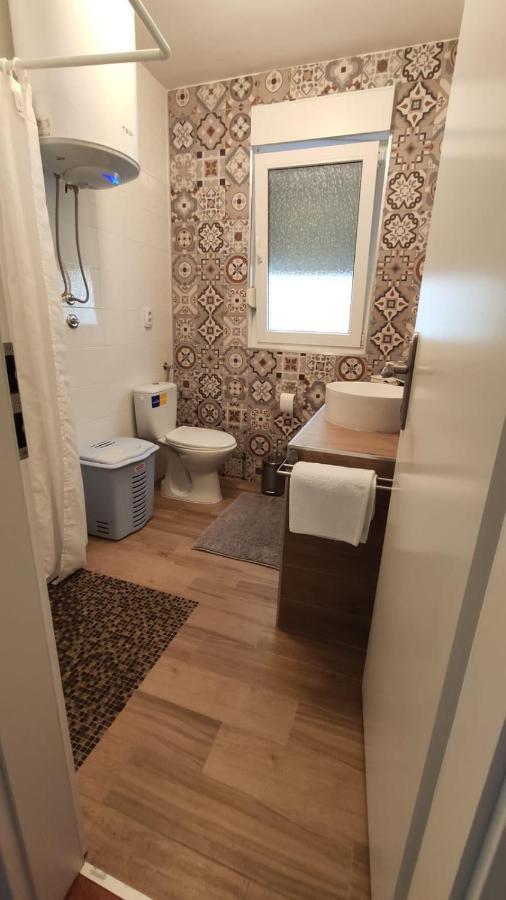 Apartman Tina Hotel Vir Luaran gambar